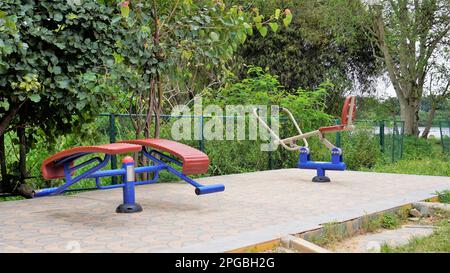 Bangalore, Karnataka, India-Settembre 18 2022: Attrezzature per esercizi nel lago di Agara per anziani. Ben mantenuto lago per passeggiate, relax Foto Stock