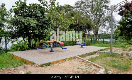 Bangalore, Karnataka, India-Settembre 18 2022: Attrezzature per esercizi nel lago di Agara per anziani. Ben mantenuto lago per passeggiate, relax Foto Stock