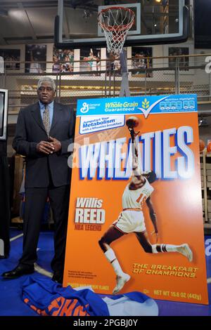 Manhattan, Stati Uniti d'America. 04th Feb, 2009. SMG NY1 Willis Reed Wheaties 020409 04.JPG NEW YORK - FEBBRAIO 04: La leggenda dell'NBA Willis Reed partecipa alla presentazione del box Wheaties in edizione speciale presso l'NBA Store il 4 Febbraio 2009 a New York City ( Credit: Storms Media Group/Alamy Live News Foto Stock