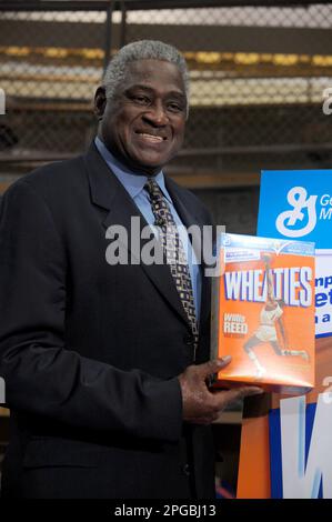 Manhattan, Stati Uniti d'America. 04th Feb, 2009. SMG NY1 Willis Reed Wheaties 020409 05.JPG NEW YORK - FEBBRAIO 04: La leggenda dell'NBA Willis Reed partecipa alla presentazione del box Wheaties in edizione speciale presso l'NBA Store il 4 Febbraio 2009 a New York City ( Credit: Storms Media Group/Alamy Live News Foto Stock