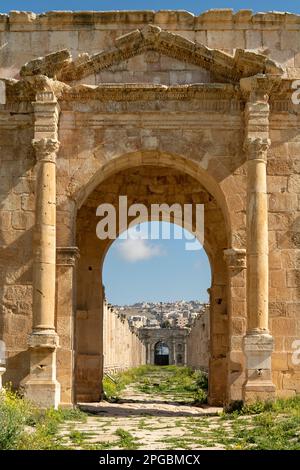 Tetrapilone del nord, città romana di Gerasa, Jerash, Giordania Foto Stock