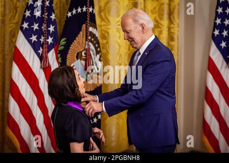 Washington, Stati Uniti. 21st Mar, 2023. Il presidente Joe Biden presenta Julia Louis-Dreyfus, che finge di collassare dal peso della medaglia, con la Medaglia Nazionale delle Arti durante una cerimonia della Casa Bianca che premia le medaglie nelle arti e nelle scienze umane a 23 individui. L'evento ha onorato i 2021 destinatari delle medaglie. La cerimonia di premiazione originale è stata rinviata a causa della pandemia di coronavirus. Entrambe le medaglie sono le più alte onorificenze date dal governo degli Stati Uniti nelle arti e nelle scienze umane. (Foto di Allison Bailey/NurPhoto) Credit: NurPhoto SRL/Alamy Live News Foto Stock