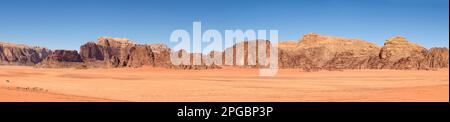 Panorama del terreno di montagna, Wadi Rum, Giordania Foto Stock