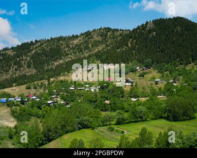 Paesaggio altopiano del Mar Nero e case tradizionali altopiano. Savsat Highlands in una bella giornata di primavera. Savsat, Artvin, Turchia Foto Stock