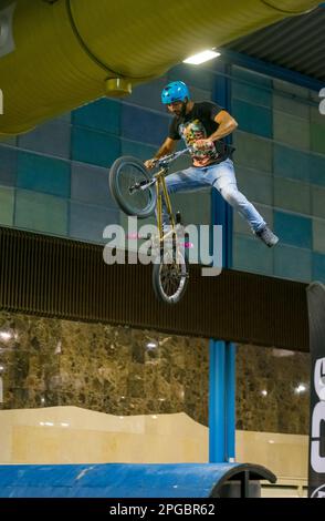 Malaga, Spagna - 20 maggio 2018. Uomo sconosciuto su bmx fare trucchi durante il Salón Moto & Bike Andalucía, città di Malaga, Spagna Foto Stock