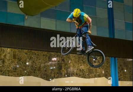 Malaga, Spagna - 20 maggio 2018. Uomo sconosciuto su bmx fare trucchi durante il Salón Moto & Bike Andalucía, città di Malaga, Spagna Foto Stock