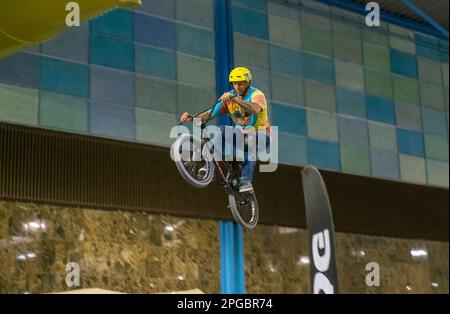 Malaga, Spagna - 20 maggio 2018. Uomo sconosciuto su bmx fare trucchi durante il Salón Moto & Bike Andalucía, città di Malaga, Spagna Foto Stock