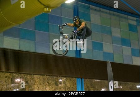 Malaga, Spagna - 20 maggio 2018. Uomo sconosciuto su bmx fare trucchi durante il Salón Moto & Bike Andalucía, città di Malaga, Spagna Foto Stock