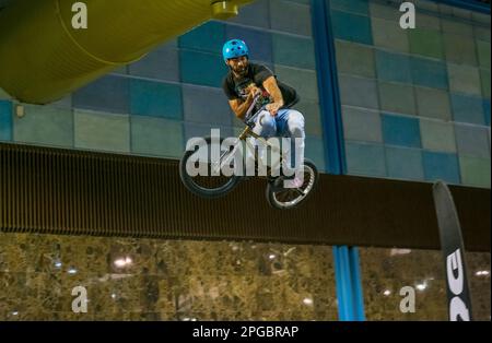 Malaga, Spagna - 20 maggio 2018. Uomo sconosciuto su bmx fare trucchi durante il Salón Moto & Bike Andalucía, città di Malaga, Spagna Foto Stock