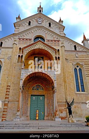 La facciata del Duomo Cattedrale di S. Maria Matricolare a Verona Foto Stock