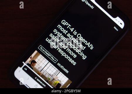 Vancouver, CANADA - Mar 18 2023 : Sito web di GPT-4 visto in un iPhone. GPT-4 è un modello multimodale per grandi lingue di OpenAI e 4th nella sua serie GPT Foto Stock
