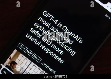 Vancouver, CANADA - Mar 18 2023 : Sito web di GPT-4 visto in un iPhone. GPT-4 è un modello multimodale per grandi lingue di OpenAI e 4th nella sua serie GPT Foto Stock