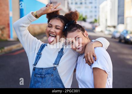 Erano fuori a quella festa bianca e del denim. due giovani donne fuori in città durante il giorno. Foto Stock