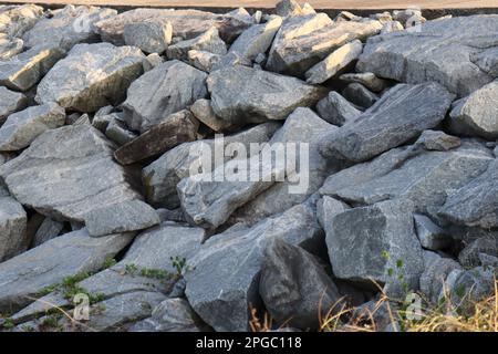 Roccia grigio chiaro trovata sul lato della spiaggia Foto Stock