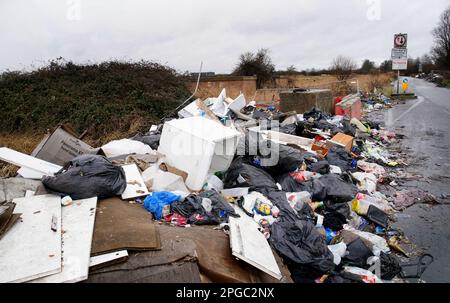 Foto del file datata 04/02/22 di una vista di un sito di ribaltamento vicino a Erith nel Kent. Secondo i dati ottenuti dai conservatori scozzesi, solo il 15% dei casi di "fly-tipping" segnalati al Crown Office risulta essere perseguibile. I dati sulla libertà di informazione hanno dimostrato che dal 2016 solo 59 dei 375 rapporti di ribaltamento ricevuti dalla Crown Office sono stati portati in tribunale. Il mese scorso, è emerso che più di 60.000 casi di ribaltamento sono stati registrati in Scozia nel corso del 2022. Data di emissione: Mercoledì 22 marzo 2023. Foto Stock