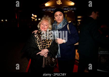 Stefanie Simon und Julian F.M. Stockel bei der Premiere des Theatestücks 'Biedermann und die Brandstifter' im Schlosspark Theater. Berlino, 18.03.2023 Foto Stock