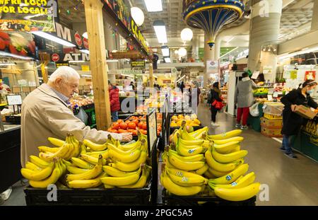 Hamilton, Canada. 21st Mar, 2023. Il 21 marzo 2023 i clienti fanno acquisti in un mercato di Hamilton, Ontario, Canada. L'indice dei prezzi al consumo (CPI) del Canada è aumentato di 5,2 per cento l'anno in febbraio, dopo un aumento di 5,9 per cento in gennaio, Statistics Canada ha detto martedì. Credit: Zou Zheng/Xinhua/Alamy Live News Foto Stock