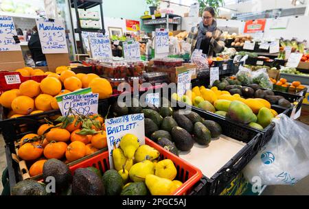 Hamilton, Canada. 21st Mar, 2023. Il 21 marzo 2023 un cliente si trova in un mercato di Hamilton, Ontario, Canada. L'indice dei prezzi al consumo (CPI) del Canada è aumentato di 5,2 per cento l'anno in febbraio, dopo un aumento di 5,9 per cento in gennaio, Statistics Canada ha detto martedì. Credit: Zou Zheng/Xinhua/Alamy Live News Foto Stock