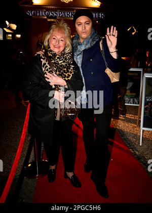 Stefanie Simon und Julian F.M. Stockel bei der Premiere des Theatestücks 'Biedermann und die Brandstifter' im Schlosspark Theater. Berlino, 18.03.2023 Foto Stock
