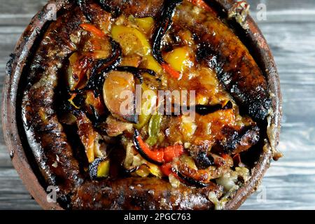 Tradizionale miscela egiziana di carne di agnello, salsiccia intestini di mumbar ripieni di riso, kawareh trotters mucca piedi, pezzi di reni cotti, cuori e. Foto Stock