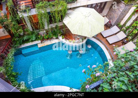 Un bar a bordo piscina in un hotel a Hoi An, Vietnam. Foto Stock
