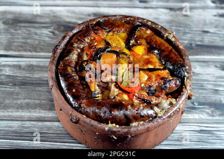 Tradizionale miscela egiziana di carne di agnello, salsiccia intestini di mumbar ripieni di riso, kawareh trotters mucca piedi, pezzi di reni cotti, cuori e. Foto Stock