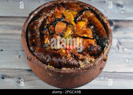 Tradizionale miscela egiziana di carne di agnello, salsiccia intestini di mumbar ripieni di riso, kawareh trotters mucca piedi, pezzi di reni cotti, cuori e. Foto Stock