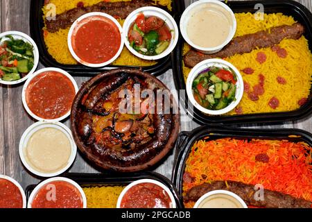 Tradizionale egiziano manzo Kofta, kebab e tarb kofta shish con miscela di carne di agnello, salsiccia di budello farro ripieno di riso, kawareh trotters mucca Foto Stock