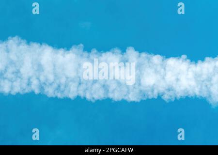 Modello di contrail dell'aeroplano attraverso il cielo blu, direttamente sotto Foto Stock
