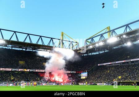 Bundesliga, Signal Iduna Park Dortmund: Borussia Dortmund vs 1. FC Köln; pirotecnica nel blocco ventole di Colonia. Foto Stock