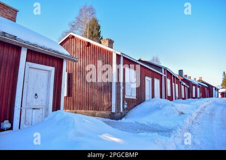 File con capanne rosse nella città della chiesa di Gammelstad situata vicino alla città svedese Lulea. Patrimonio dell'umanità dell'UNESCO. Foto Stock