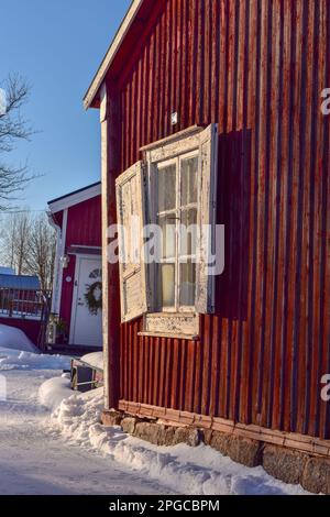 File con capanne rosse nella città della chiesa di Gammelstad situata vicino alla città svedese Lulea. Patrimonio dell'umanità dell'UNESCO. Foto Stock