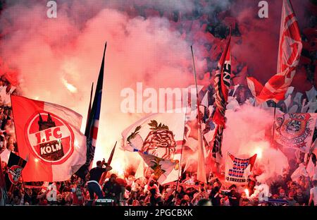 Bundesliga, Signal Iduna Park Dortmund: Borussia Dortmund vs 1. FC Köln; pirotecnica nel blocco ventole di Colonia. Fan, tifosi, entusiasmo, Bengalos, fuoco bengala, pirotecnica, piro. Foto Stock