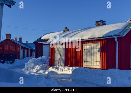 File con capanne rosse nella città della chiesa di Gammelstad situata vicino alla città svedese Lulea. Patrimonio dell'umanità dell'UNESCO. Foto Stock