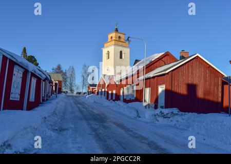 File con capanne rosse nella città della chiesa di Gammelstad situata vicino alla città svedese Lulea. Patrimonio dell'umanità dell'UNESCO. Foto Stock