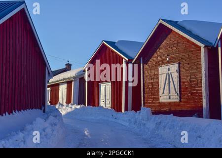 File con capanne rosse nella città della chiesa di Gammelstad situata vicino alla città svedese Lulea. Patrimonio dell'umanità dell'UNESCO. Foto Stock