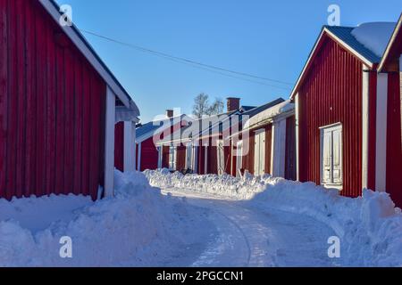 File con capanne rosse nella città della chiesa di Gammelstad situata vicino alla città svedese Lulea. Patrimonio dell'umanità dell'UNESCO. Foto Stock