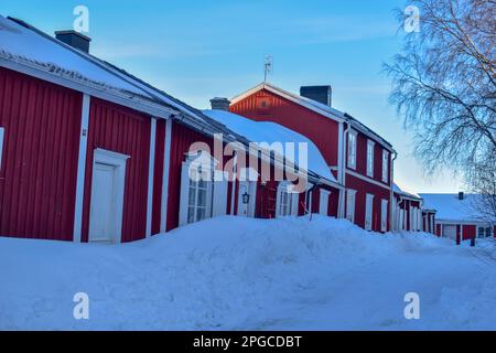 File con capanne rosse nella città della chiesa di Gammelstad situata vicino alla città svedese Lulea. Patrimonio dell'umanità dell'UNESCO. Foto Stock