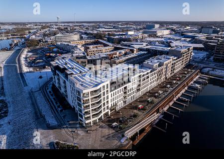 Scenario aereo invernale con lussuoso edificio di appartamenti in primo piano coperto di neve accanto al porto ricreativo Zutphen Foto Stock