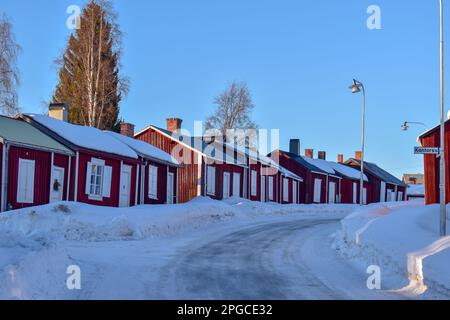 File con capanne rosse nella città della chiesa di Gammelstad situata vicino alla città svedese Lulea. Patrimonio dell'umanità dell'UNESCO. Foto Stock