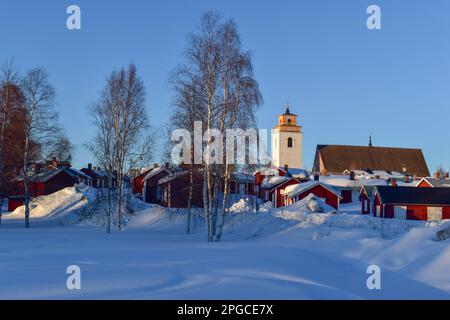 File con capanne rosse nella città della chiesa di Gammelstad situata vicino alla città svedese Lulea. Patrimonio dell'umanità dell'UNESCO. Foto Stock