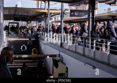 Parigi, Francia. 21st Mar, 2023. 16th° giorno dello sciopero rinnovabile nei trasporti pubblici contro la riforma delle pensioni. I sindacati hanno chiesto uno sciopero rinnovabile dal marzo 7, fino al ritiro del testo della riforma delle pensioni. Una giornata di mobilitazione massiccia è prevista per giovedì 23 marzo, il giorno scelto dalle confederazioni per un nuovo sciopero interprofessionale. Parigi, Francia il 21 marzo 2023. Photo by Pierrick Villette/ABACAPRESS.COM Credit: Abaca Press/Alamy Live News Foto Stock