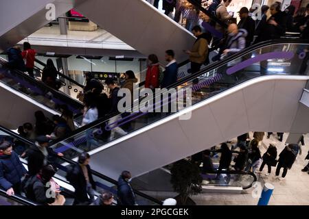 Parigi, Francia. 21st Mar, 2023. 16th° giorno dello sciopero rinnovabile nei trasporti pubblici contro la riforma delle pensioni. I sindacati hanno chiesto uno sciopero rinnovabile dal marzo 7, fino al ritiro del testo della riforma delle pensioni. Una giornata di mobilitazione massiccia è prevista per giovedì 23 marzo, il giorno scelto dalle confederazioni per un nuovo sciopero interprofessionale. Parigi, Francia il 21 marzo 2023. Photo by Pierrick Villette/ABACAPRESS.COM Credit: Abaca Press/Alamy Live News Foto Stock