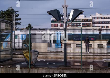 Parigi, Francia. 21st Mar, 2023. 16th° giorno dello sciopero rinnovabile nei trasporti pubblici contro la riforma delle pensioni. I sindacati hanno chiesto uno sciopero rinnovabile dal marzo 7, fino al ritiro del testo della riforma delle pensioni. Una giornata di mobilitazione massiccia è prevista per giovedì 23 marzo, il giorno scelto dalle confederazioni per un nuovo sciopero interprofessionale. Parigi, Francia il 21 marzo 2023. Photo by Pierrick Villette/ABACAPRESS.COM Credit: Abaca Press/Alamy Live News Foto Stock