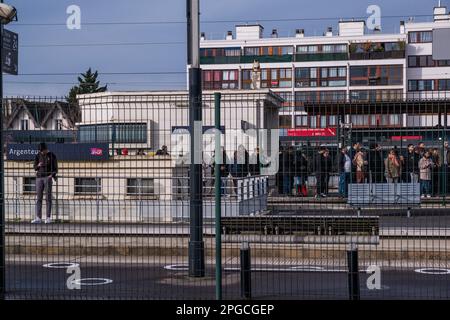 Parigi, Francia. 21st Mar, 2023. 16th° giorno dello sciopero rinnovabile nei trasporti pubblici contro la riforma delle pensioni. I sindacati hanno chiesto uno sciopero rinnovabile dal marzo 7, fino al ritiro del testo della riforma delle pensioni. Una giornata di mobilitazione massiccia è prevista per giovedì 23 marzo, il giorno scelto dalle confederazioni per un nuovo sciopero interprofessionale. Parigi, Francia il 21 marzo 2023. Photo by Pierrick Villette/ABACAPRESS.COM Credit: Abaca Press/Alamy Live News Foto Stock