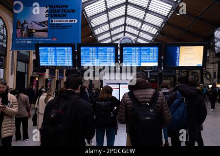 Parigi, Francia. 21st Mar, 2023. 16th° giorno dello sciopero rinnovabile nei trasporti pubblici contro la riforma delle pensioni. I sindacati hanno chiesto uno sciopero rinnovabile dal marzo 7, fino al ritiro del testo della riforma delle pensioni. Una giornata di mobilitazione massiccia è prevista per giovedì 23 marzo, il giorno scelto dalle confederazioni per un nuovo sciopero interprofessionale. Parigi, Francia il 21 marzo 2023. Photo by Pierrick Villette/ABACAPRESS.COM Credit: Abaca Press/Alamy Live News Foto Stock