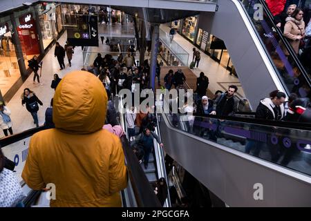 Parigi, Francia. 21st Mar, 2023. 16th° giorno dello sciopero rinnovabile nei trasporti pubblici contro la riforma delle pensioni. I sindacati hanno chiesto uno sciopero rinnovabile dal marzo 7, fino al ritiro del testo della riforma delle pensioni. Una giornata di mobilitazione massiccia è prevista per giovedì 23 marzo, il giorno scelto dalle confederazioni per un nuovo sciopero interprofessionale. Parigi, Francia il 21 marzo 2023. Photo by Pierrick Villette/ABACAPRESS.COM Credit: Abaca Press/Alamy Live News Foto Stock