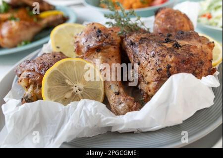 Pezzi di pollo al forno sul piatto Foto Stock