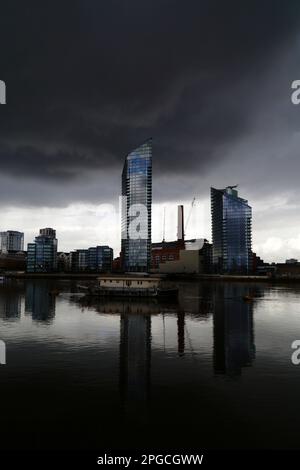 Edifici alti e moderni ed ex stazione di potenza di Lots Road sotto i cieli tempestosi, il fronte del Chelsea Waterfront Londra, Inghilterra Foto Stock