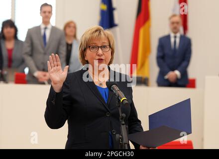 Potsdam, Germania. 22nd Mar, 2023. Inka Gossmann-Reetz, commissario di polizia del Brandeburgo, è giurata all'inizio della sessione del parlamento di Stato. Il nuovo ufficio del parlamento statale si occupa di suggerimenti e denunce sia da parte del pubblico che da parte di agenti di polizia. Credit: Soeren Stache/dpa/Alamy Live News Foto Stock